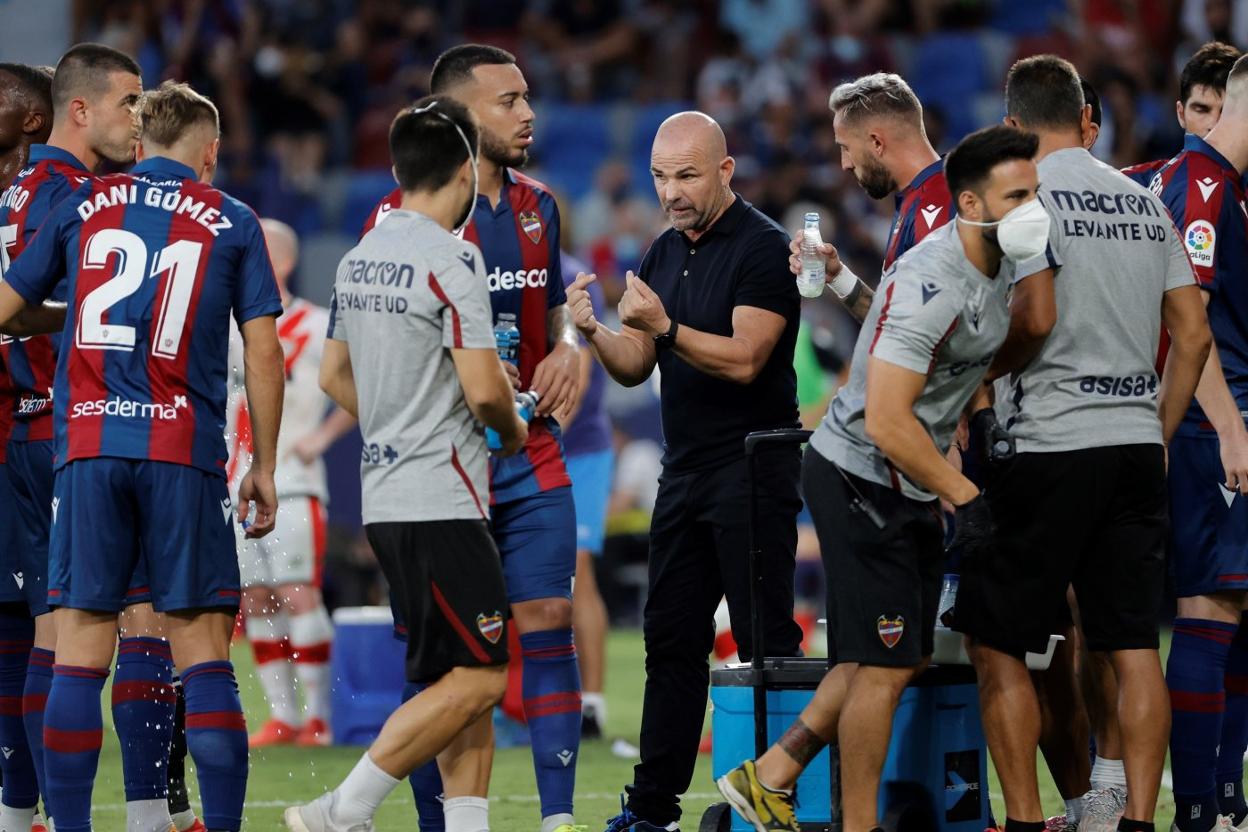 Paco López ordenando a su equipo durante el encuentro. EFE
