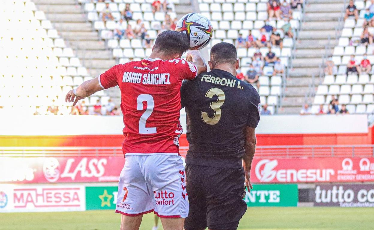 Mario Sánchez y Ferroni disputan un balón durante el encuentro de esta tarde en la Nueva Condomina. 