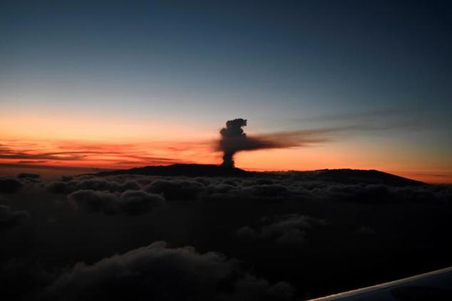 Vista de la erupción del volcán en el municipio de El Paso, en La Palma, desde el avión del presidente del Gobierno, Pedro Sánchez.