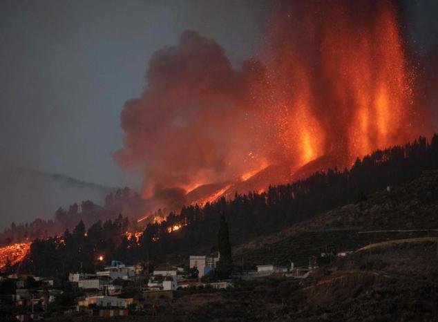 Una erupción volcánica ha comenzado en El Paso (La Palma) después de que el complejo de la Cumbre Vieja acumulara miles de terremotos en la última semana.