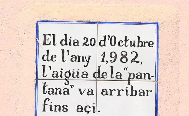 Recuerdo de la pantanada. En la iglesia se puede comprobar hasta donde llegó el nivel del agua en 1982. 