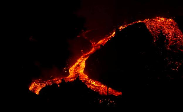 La colada de lava sigue avanzando causando daños en viviendas en La Palma