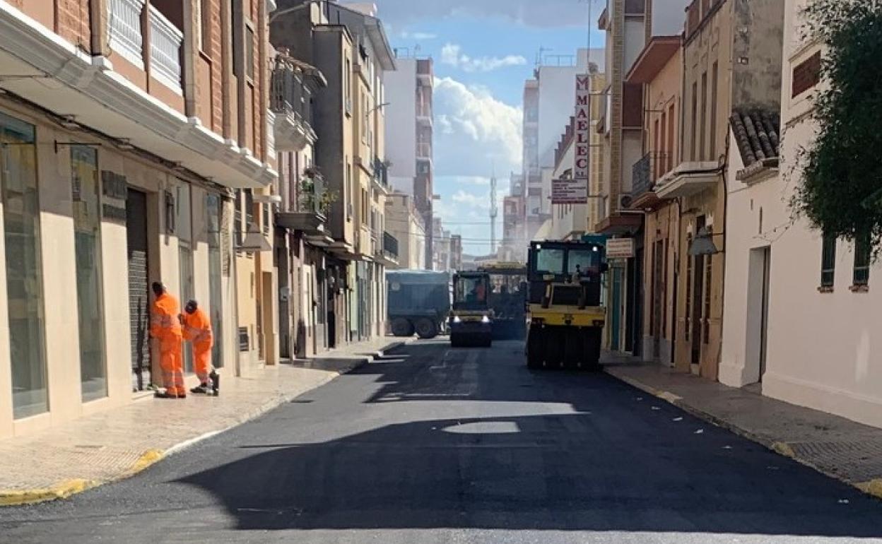 Asfaltado de una calle de Carlet. 