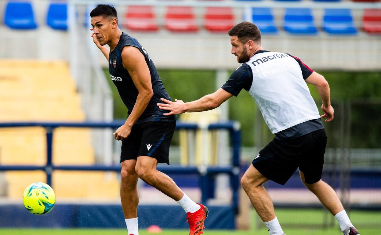 Mustafi, quien debutó como granota en Elche, busca la forma física óptima.