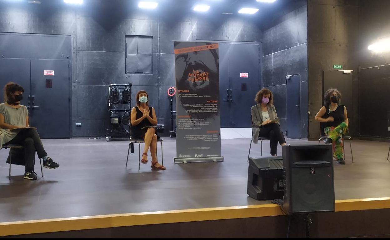 Marta Banyls, coordinadora de la Mutant, y Maite Ibáñez, concejal de Acción Cultural, en el centro de la imagen durante la presentación esta mañana de la programación. 