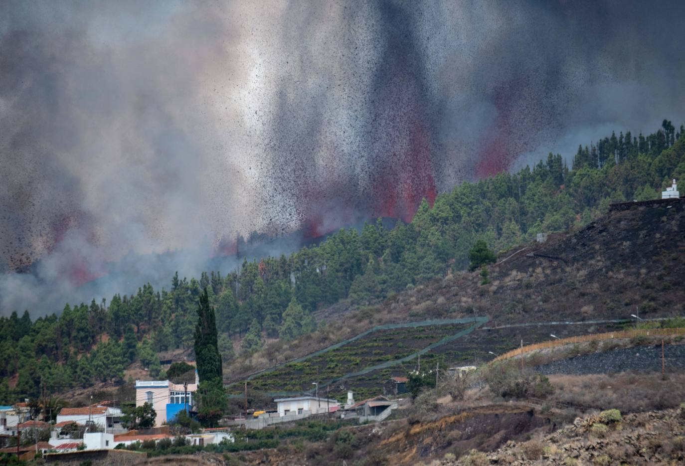 La ladera se llena de lava y miles de vecinos han sido desalojados