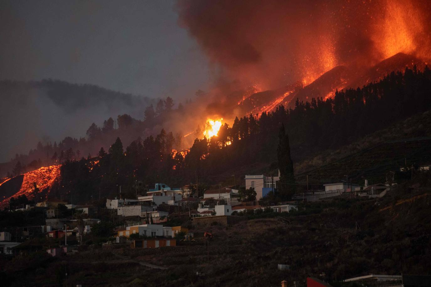 La ladera se llena de lava y miles de vecinos han sido desalojados