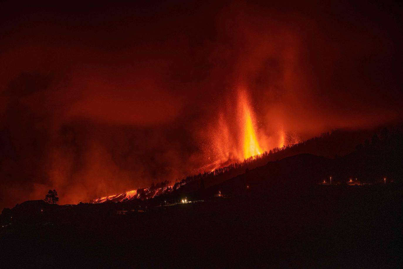 La ladera se llena de lava y miles de vecinos han sido desalojados