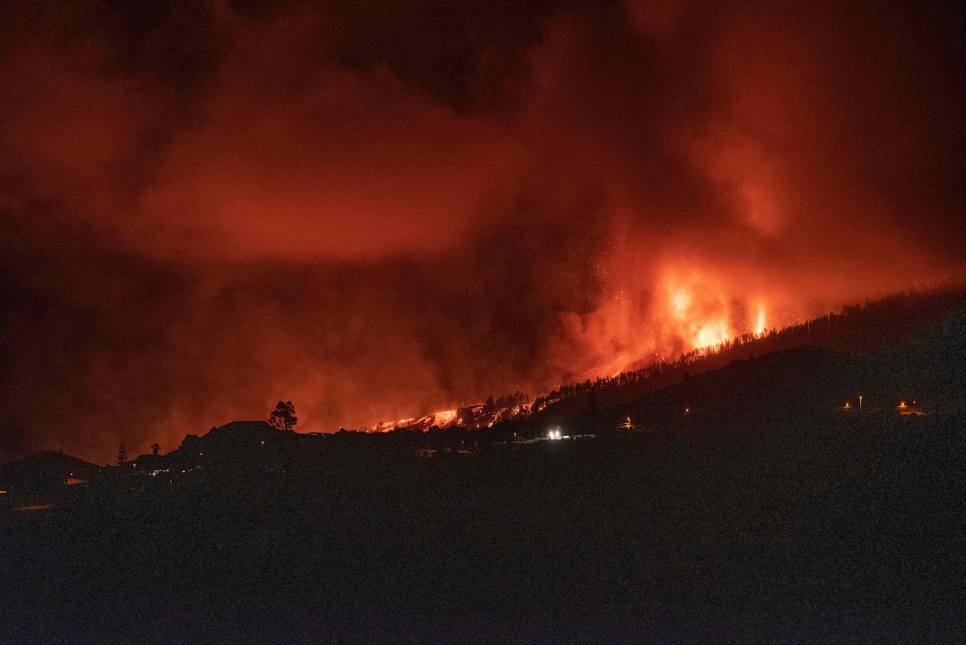 La ladera se llena de lava y miles de vecinos han sido desalojados