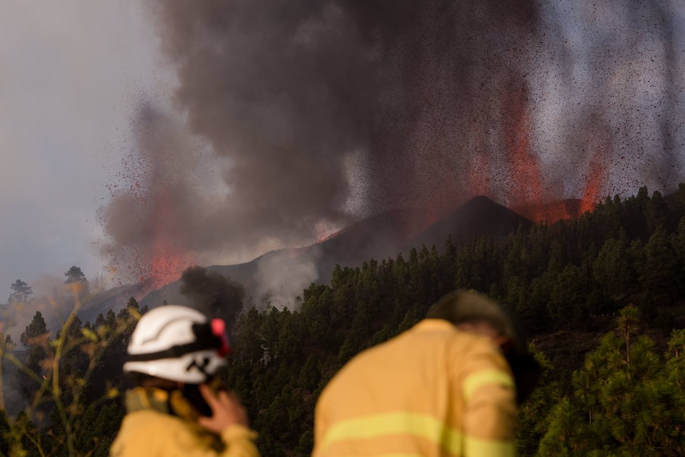 La ladera se llena de lava y miles de vecinos han sido desalojados