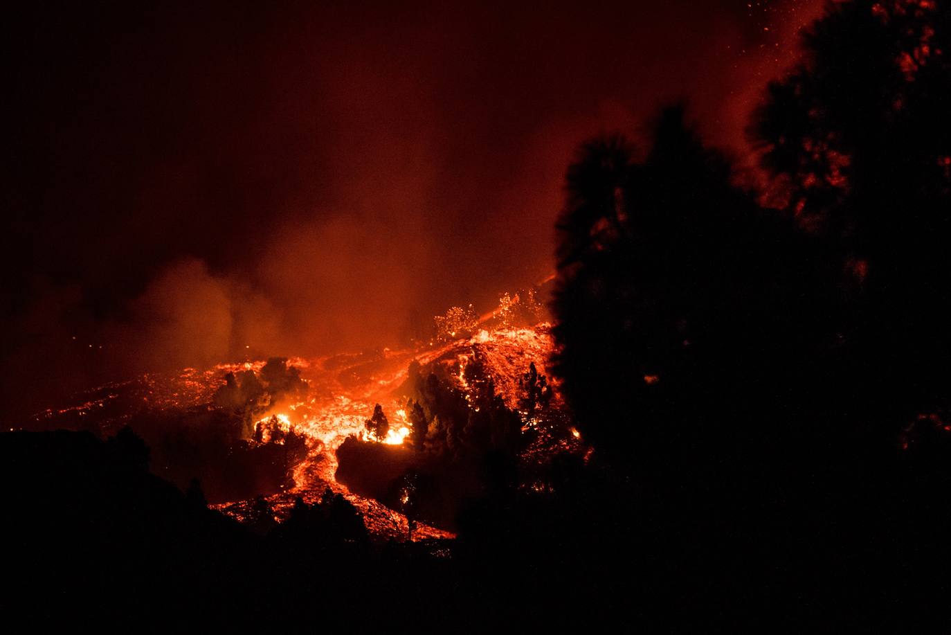 La ladera se llena de lava y miles de vecinos han sido desalojados