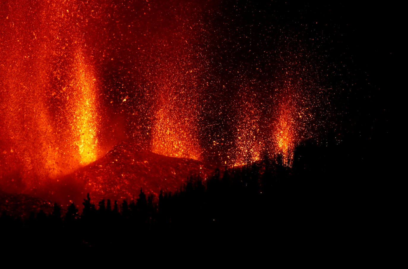 La ladera se llena de lava y miles de vecinos han sido desalojados