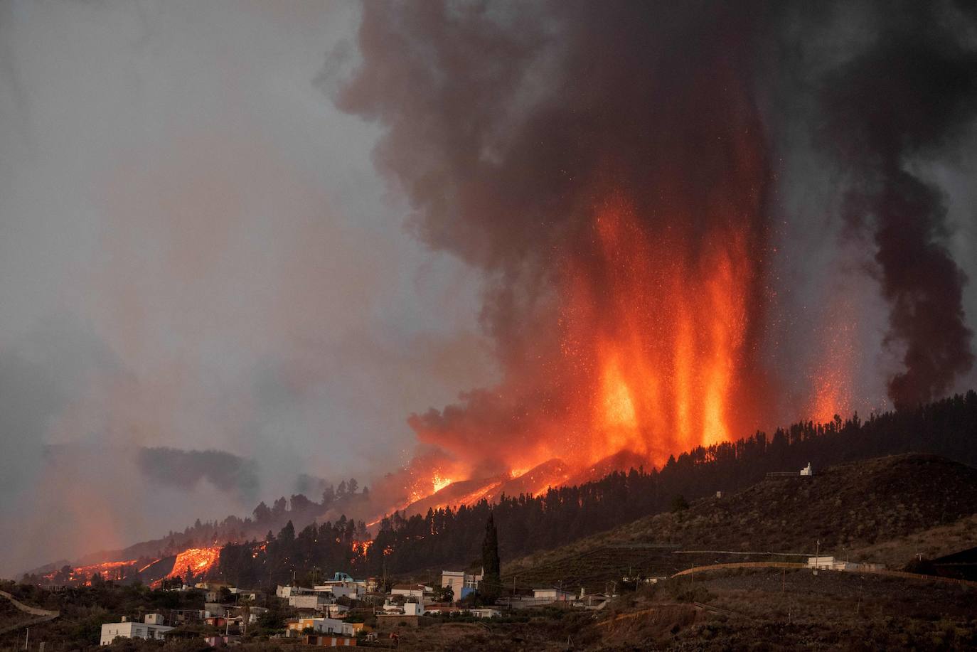 La ladera se llena de lava y miles de vecinos han sido desalojados