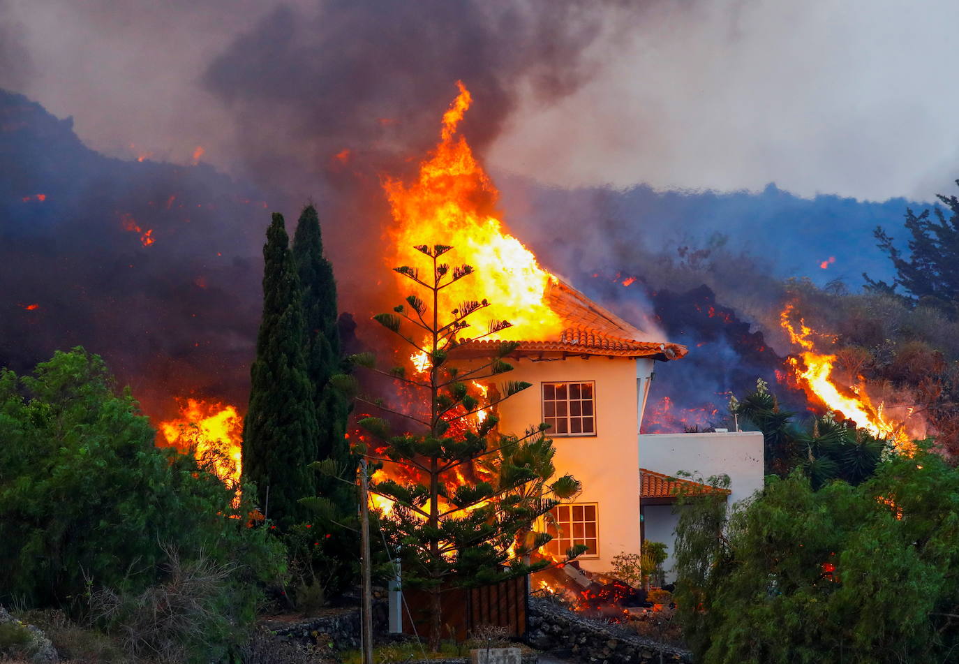 La ladera se llena de lava y miles de vecinos han sido desalojados