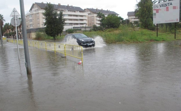 Imagen principal - El agua acumulada en la zona del camí del Llavador. 