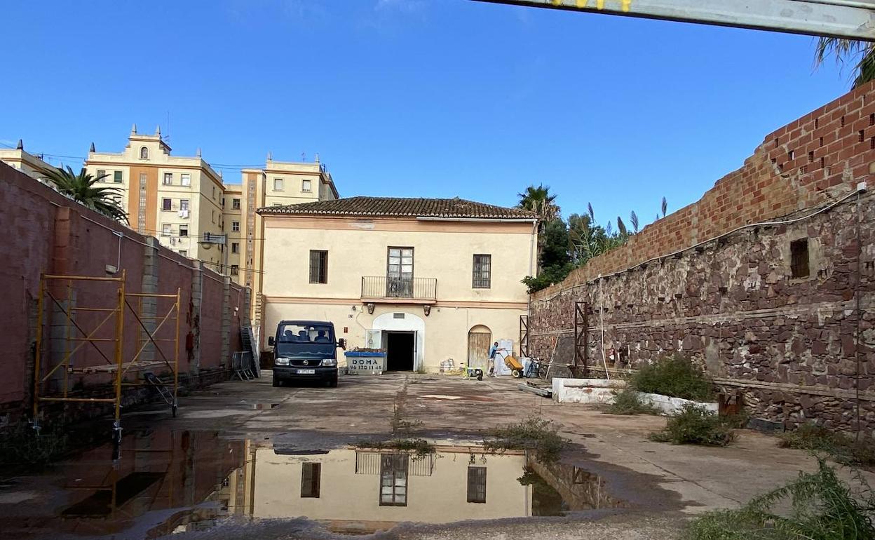 Primeros trabajos de rehabilitación de la Casa dels Bous en el Cabanyal. 