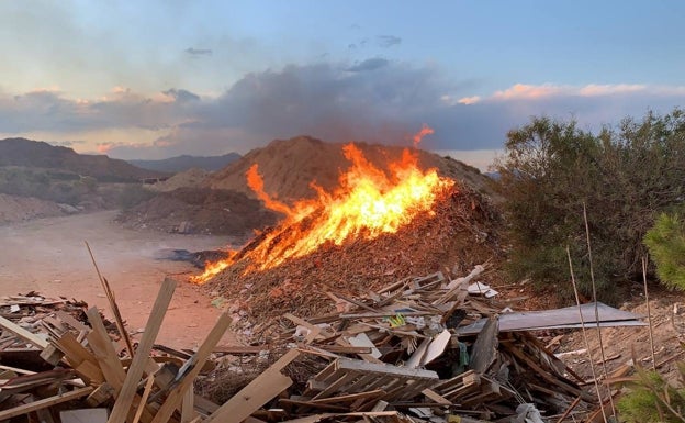 Imagen del incendio en La Alcoraya, este lunes en Alicante. 