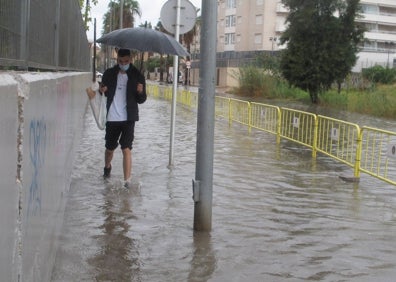 Imagen secundaria 1 - El agua acumulada en la zona del camí del Llavador. 