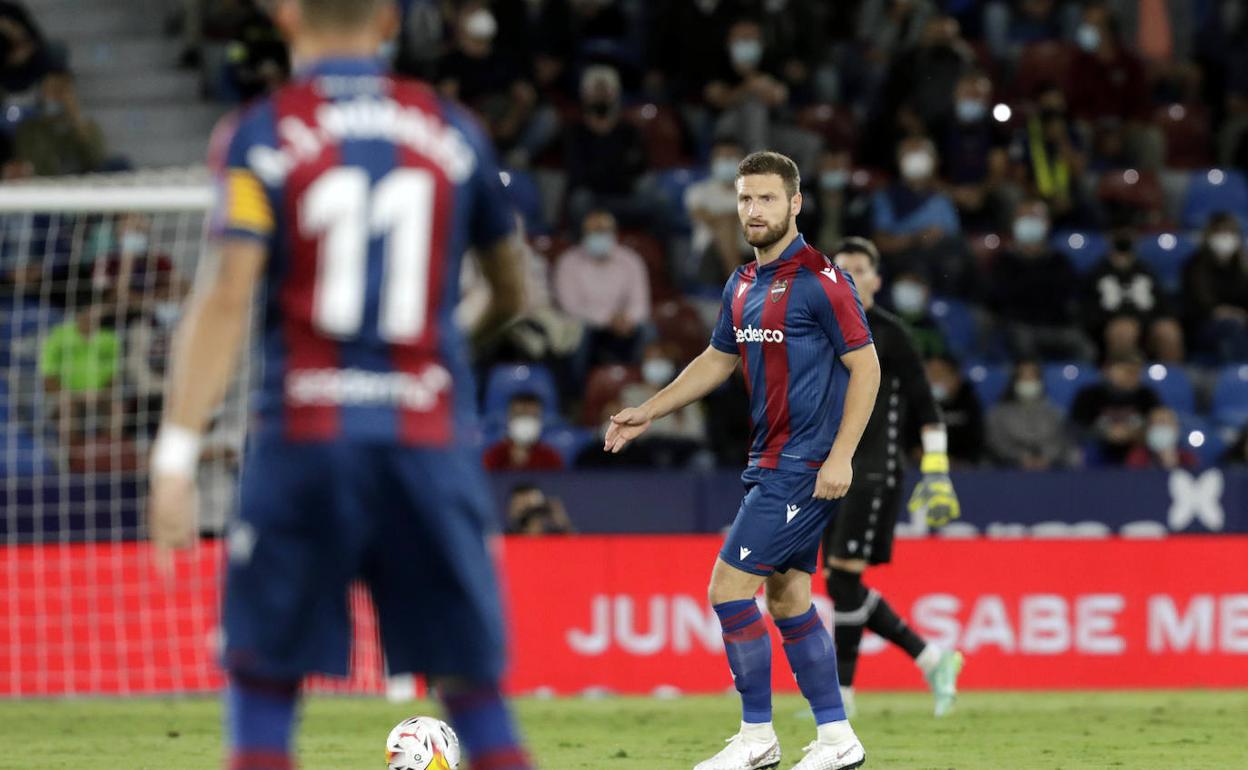 Mustafi controla el balón en el centro del campo