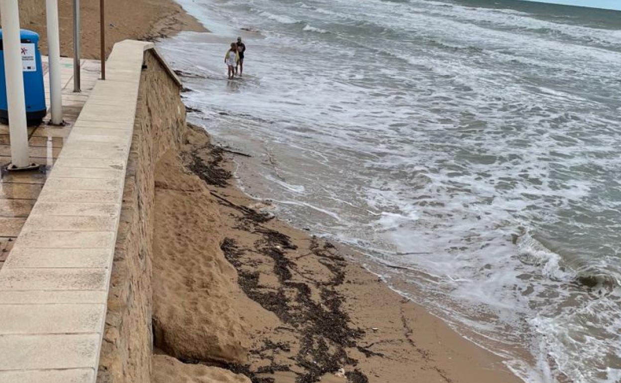 Playa de Piles, mermada por los temporales y con restos de suciedad. 