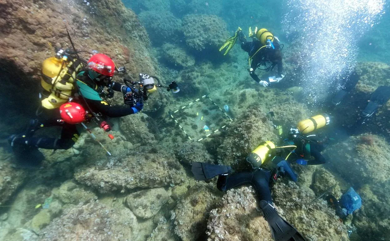 Imagen del hallazgo de las monedas en el fondo marino. 