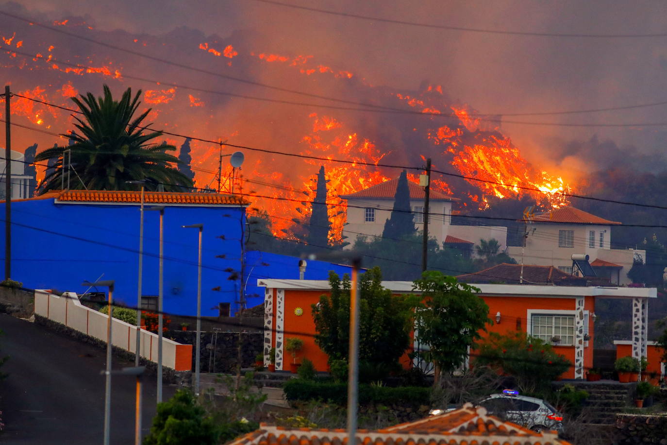 El volcán Cumbre Vieja emana lava por nueve grietas provocando miles de desalojos y la destrucción de viviendas, carreteras y cultivos