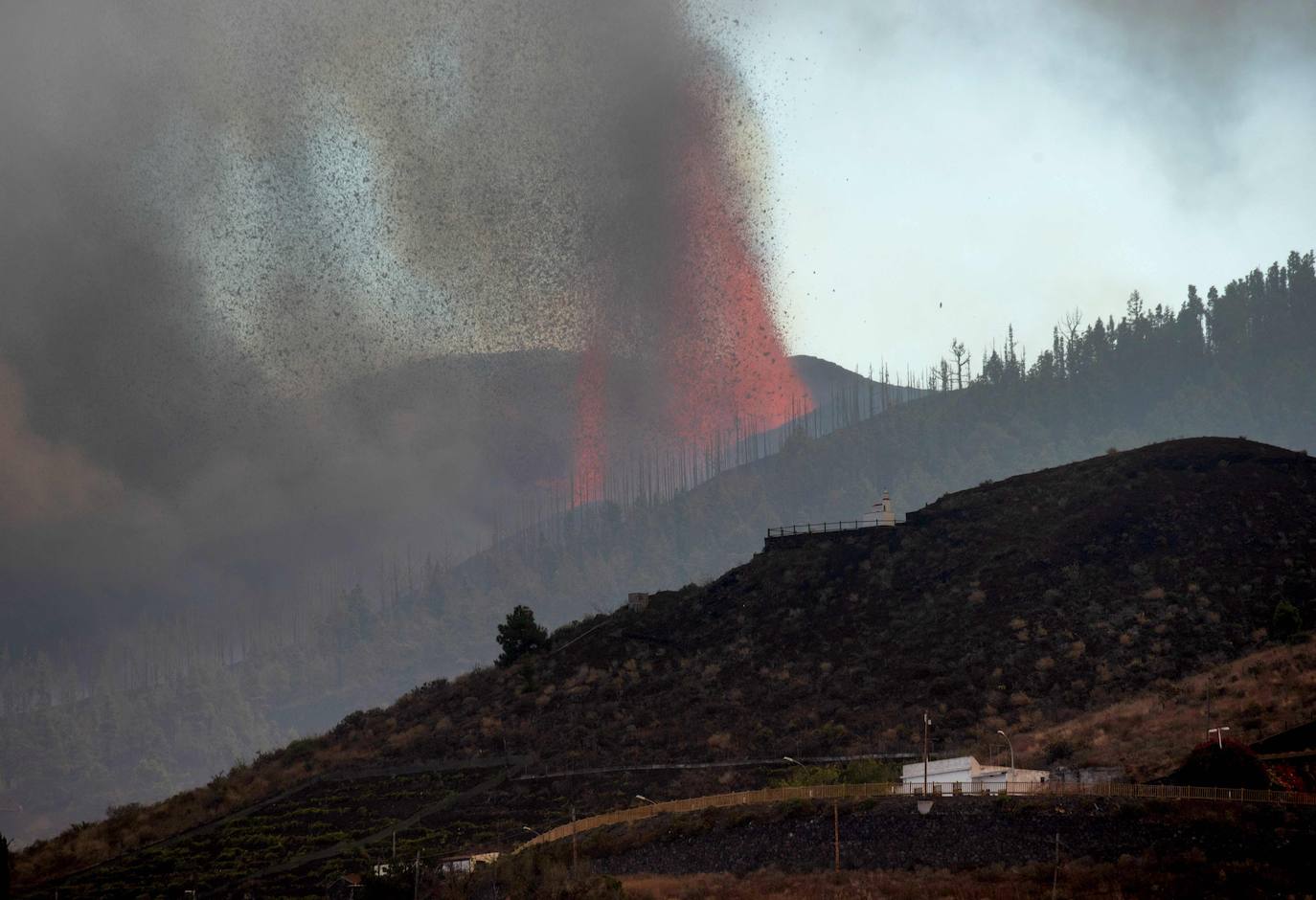 El volcán Cumbre Vieja emana lava por nueve grietas provocando miles de desalojos y la destrucción de viviendas, carreteras y cultivos