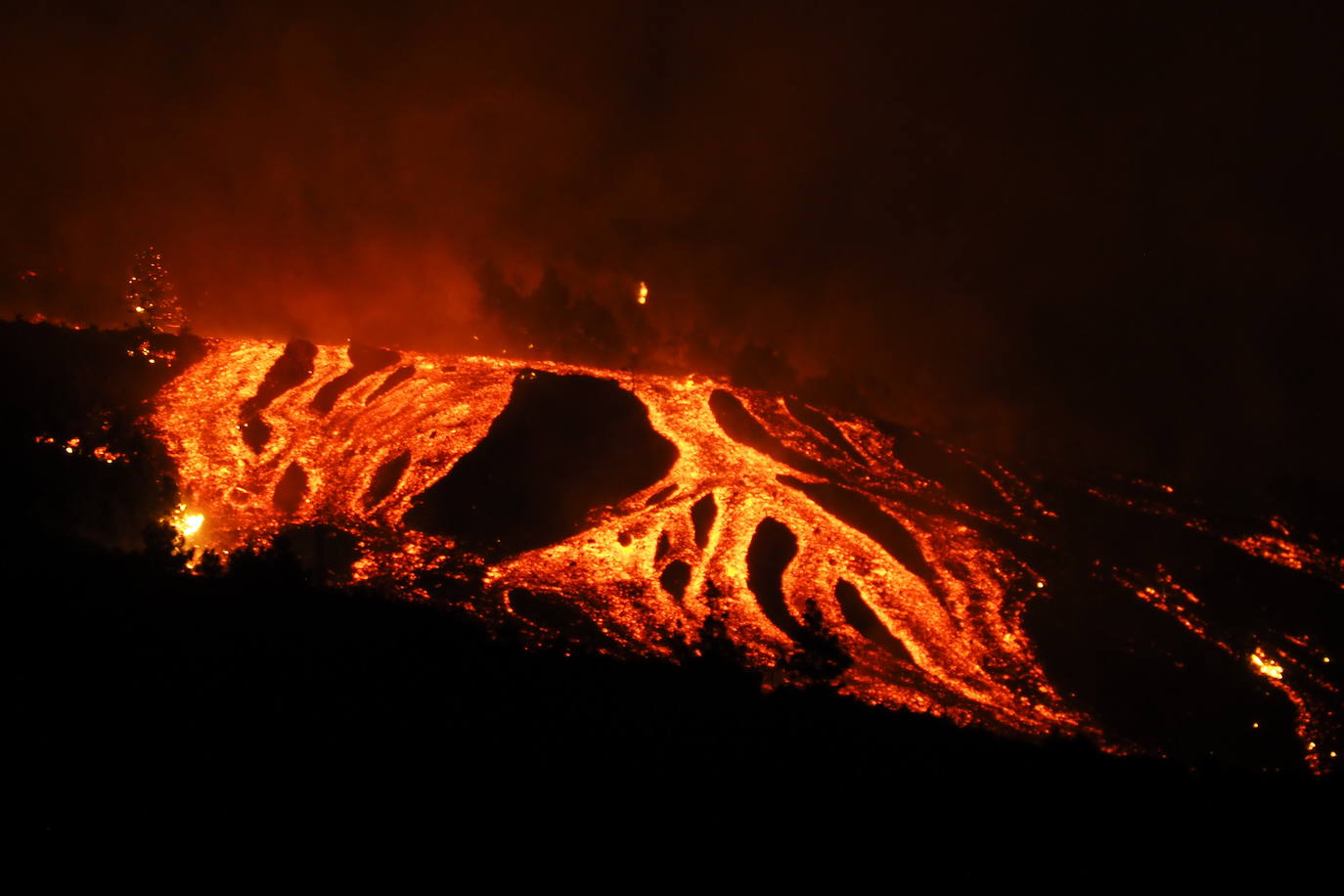 El volcán Cumbre Vieja emana lava por nueve grietas provocando miles de desalojos y la destrucción de viviendas, carreteras y cultivos