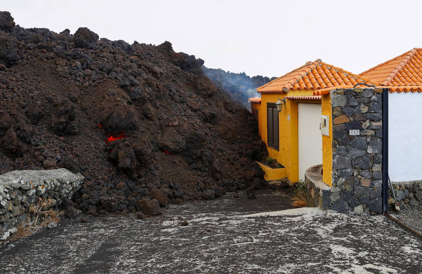 El volcán Cumbre Vieja emana lava por nueve grietas provocando miles de desalojos y la destrucción de viviendas, carreteras y cultivos