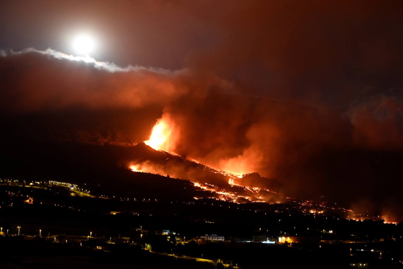 El volcán Cumbre Vieja emana lava por nueve grietas provocando miles de desalojos y la destrucción de viviendas, carreteras y cultivos