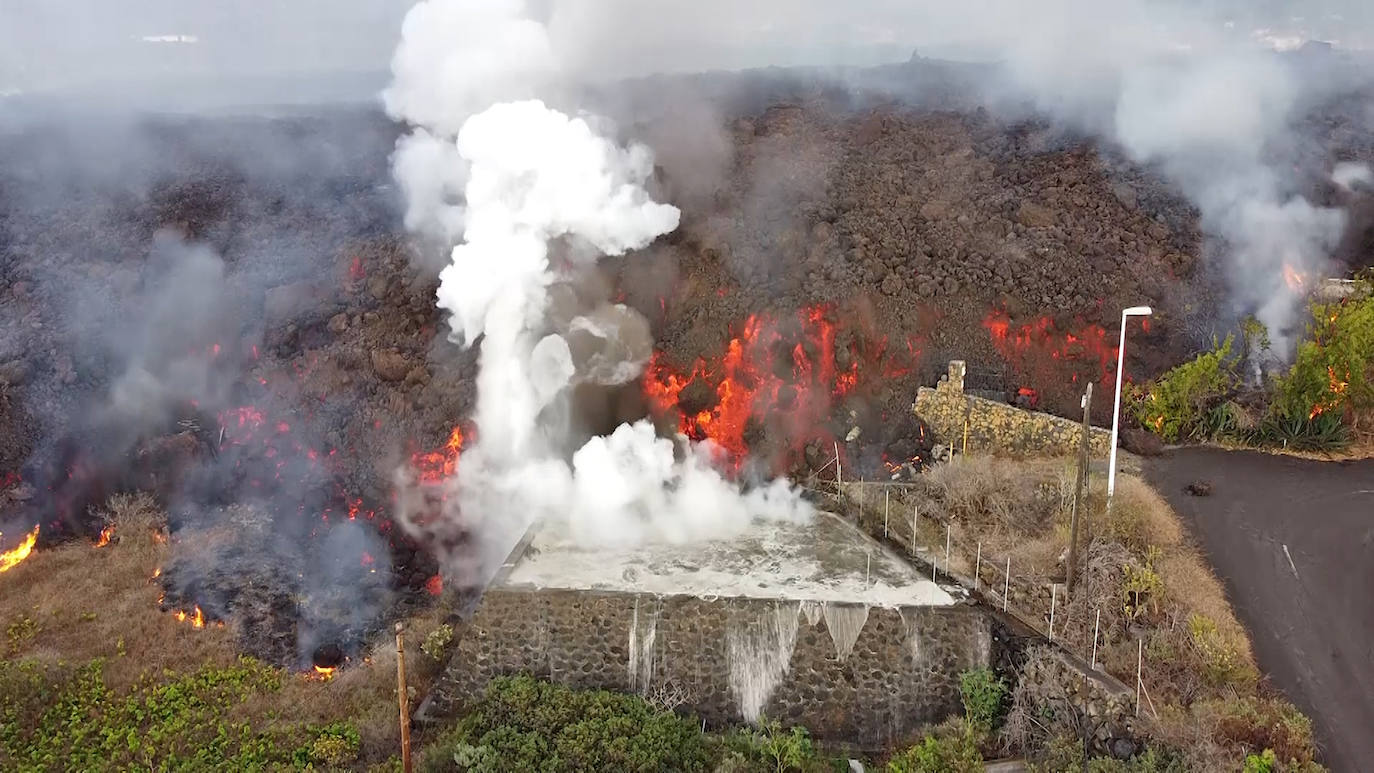 El volcán Cumbre Vieja emana lava por nueve grietas provocando miles de desalojos y la destrucción de viviendas, carreteras y cultivos