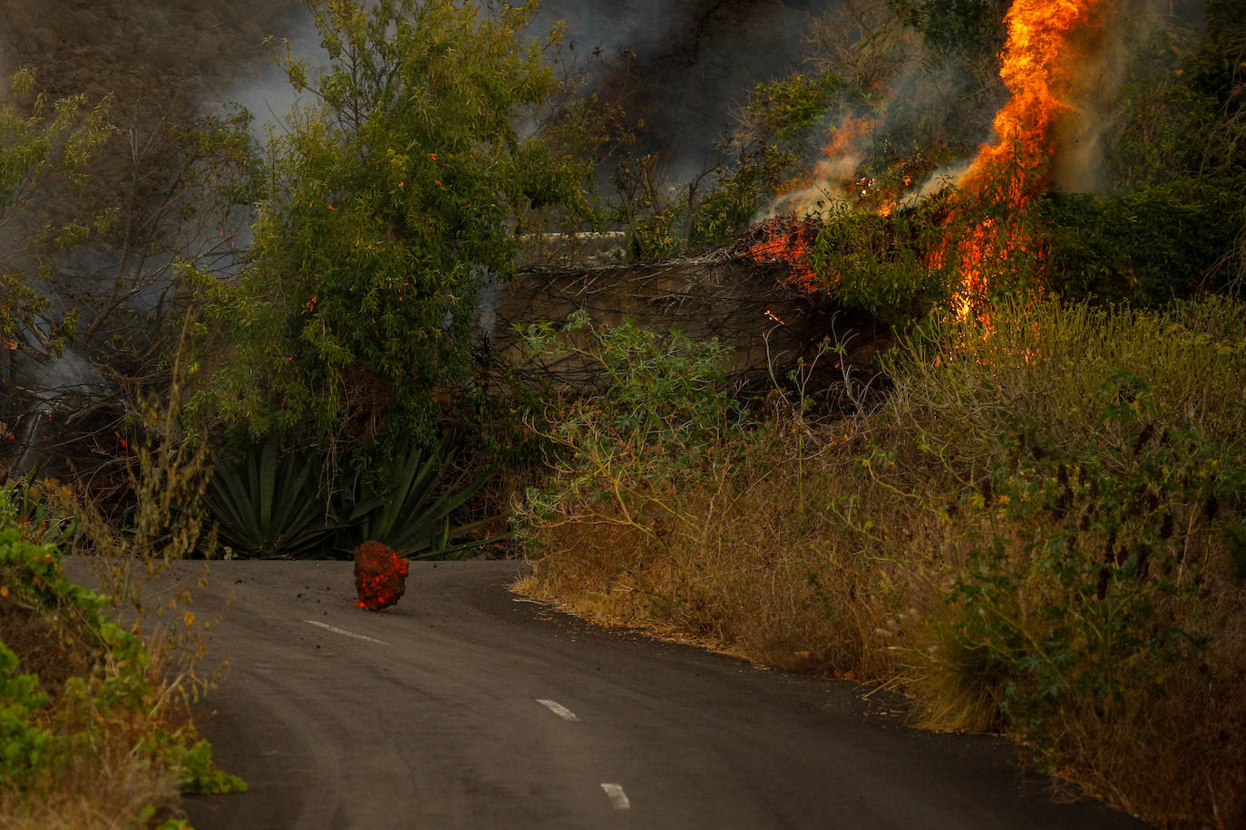 El volcán Cumbre Vieja emana lava por nueve grietas provocando miles de desalojos y la destrucción de viviendas, carreteras y cultivos