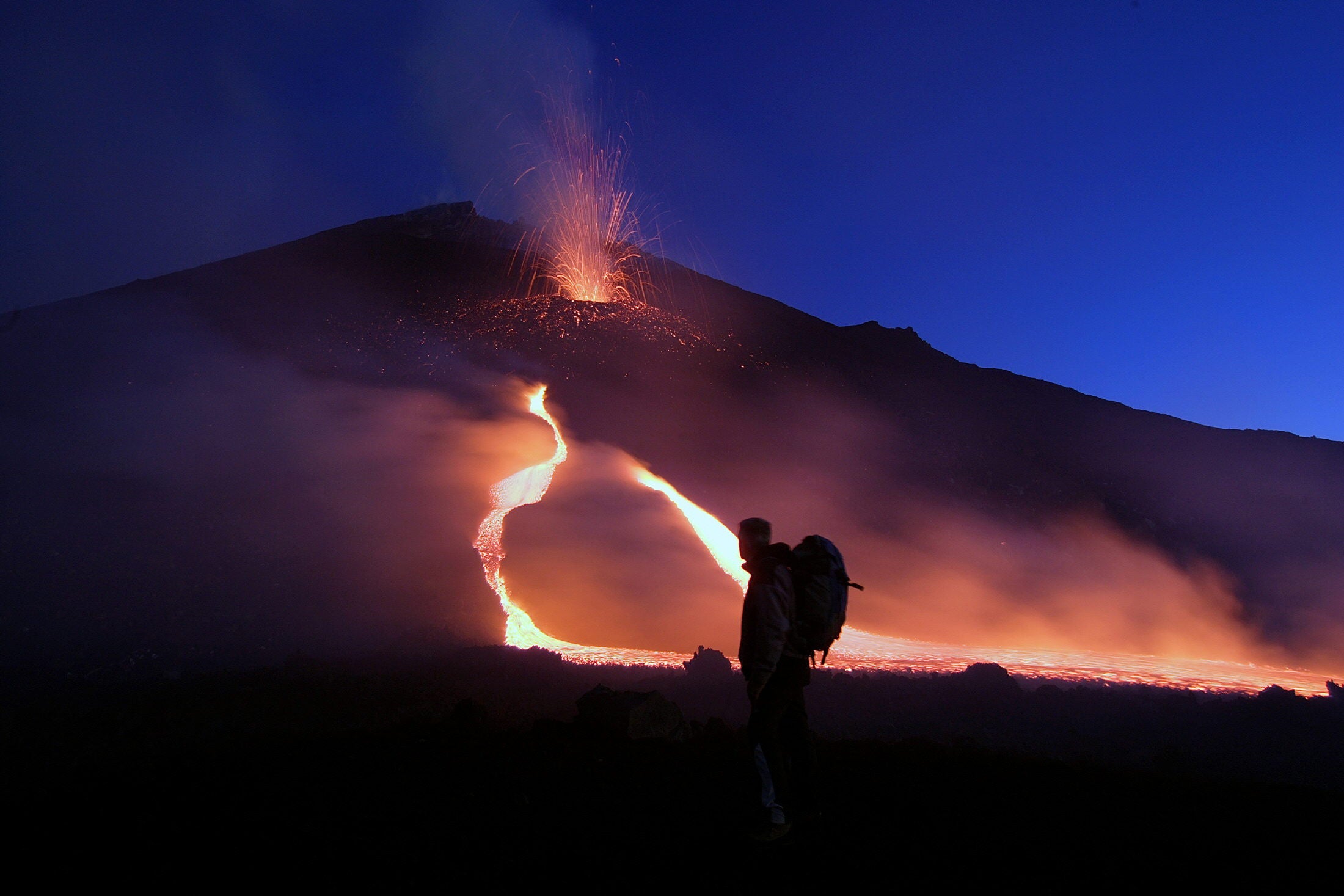 Etna (Italia): Es otro los crateres más peligrosos ubicados en tierras italianas. Es la estructura geológica más activa y con mayor altura de la placa Euroasiática y el primero en referencia a la Europa geográfica. Su última actividad considerable es de El 16 de febrero de 2021 cuando registró una fuerte actividad explosiva. La erupción produjo una gran nube de ceniza de lava que se dispersó hacia el sur del país.