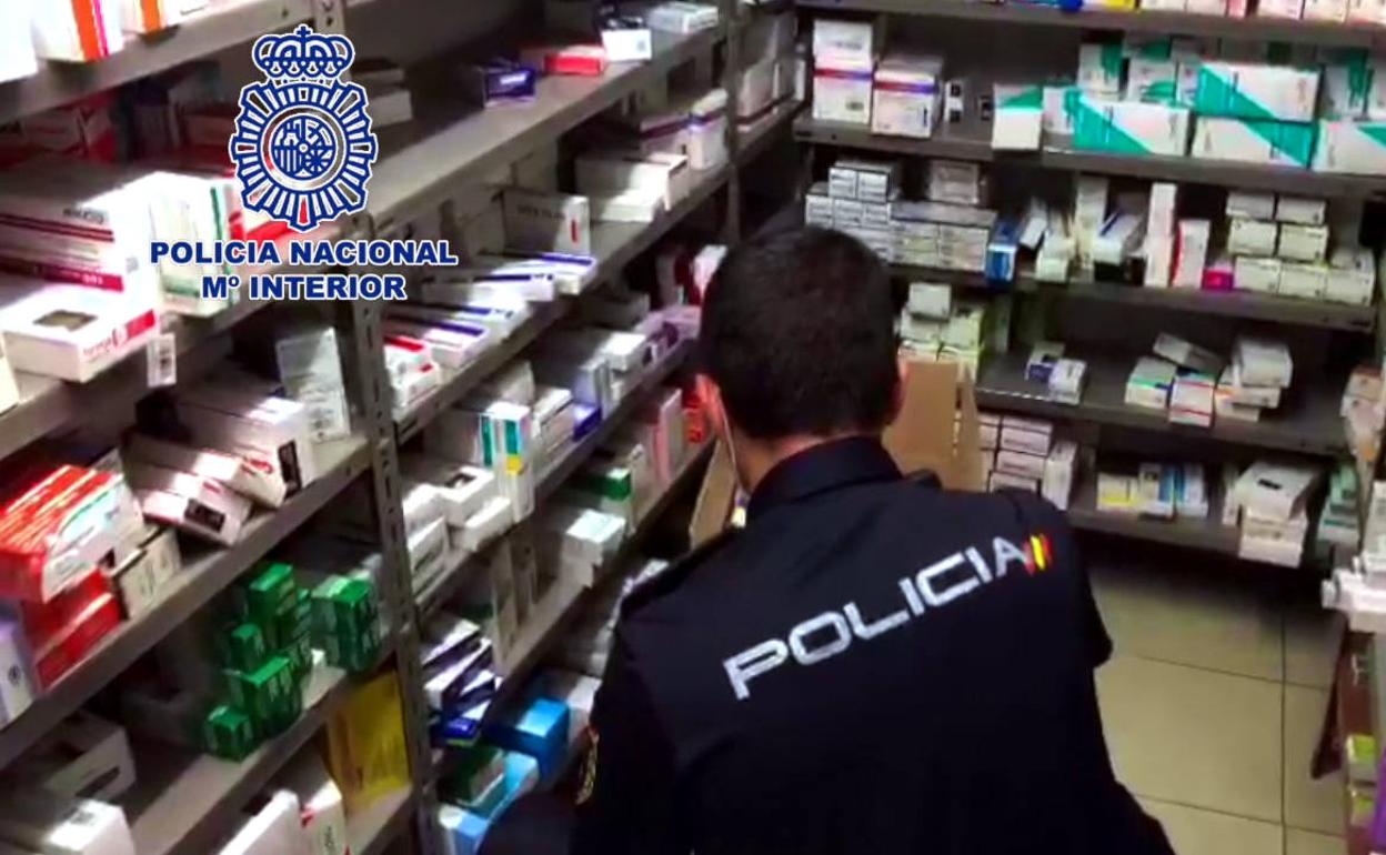 Los agentes hallaron gran cantidad de medicamentos sin cupones. 