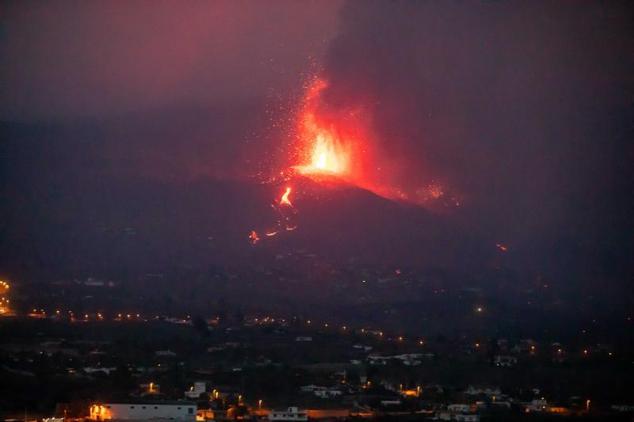 La erupción volcánica iniciada el domingo ha provocado destrozos de al menos 200 viviendas y 154 hectáreas.