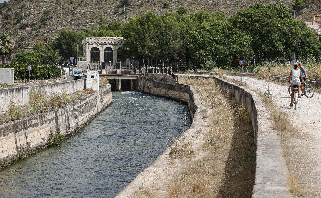 La Acequia Real a su paso por Antella. 