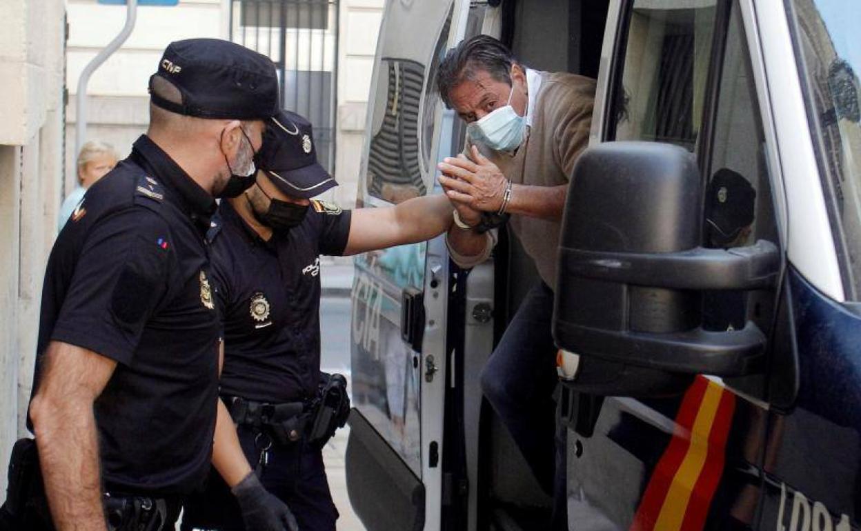 El acusado llega a la Audiencia Provincial de Alicante, este miércoles. 