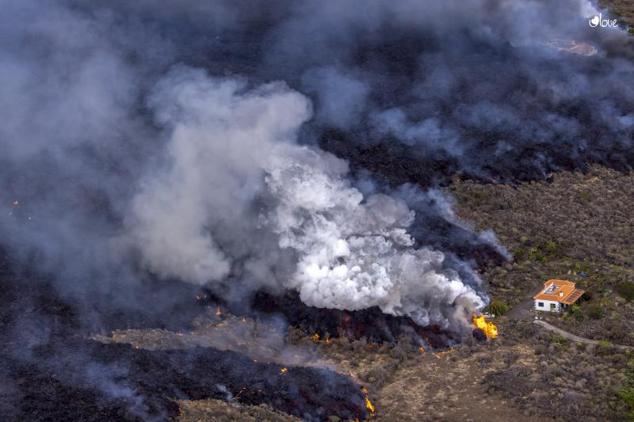 Una casa en mitad de la lava del volcán queda a salvo de ser destrozada.