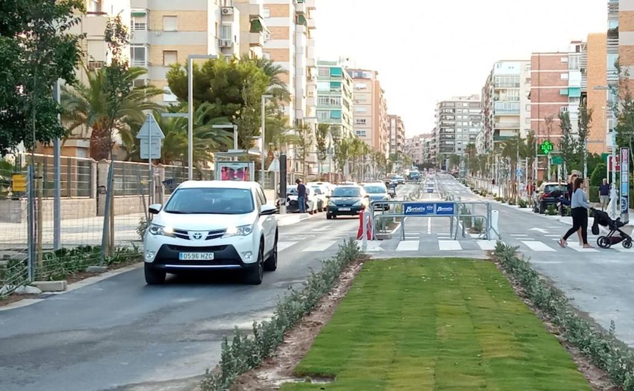 Circulación de vehículos en ambos sentidos tras las obras en la avenida Padre Esplá de Alicante. 