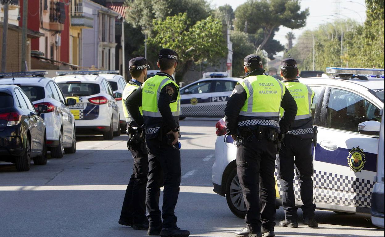 Un grupo de agentes en un control policial en Valencia. 