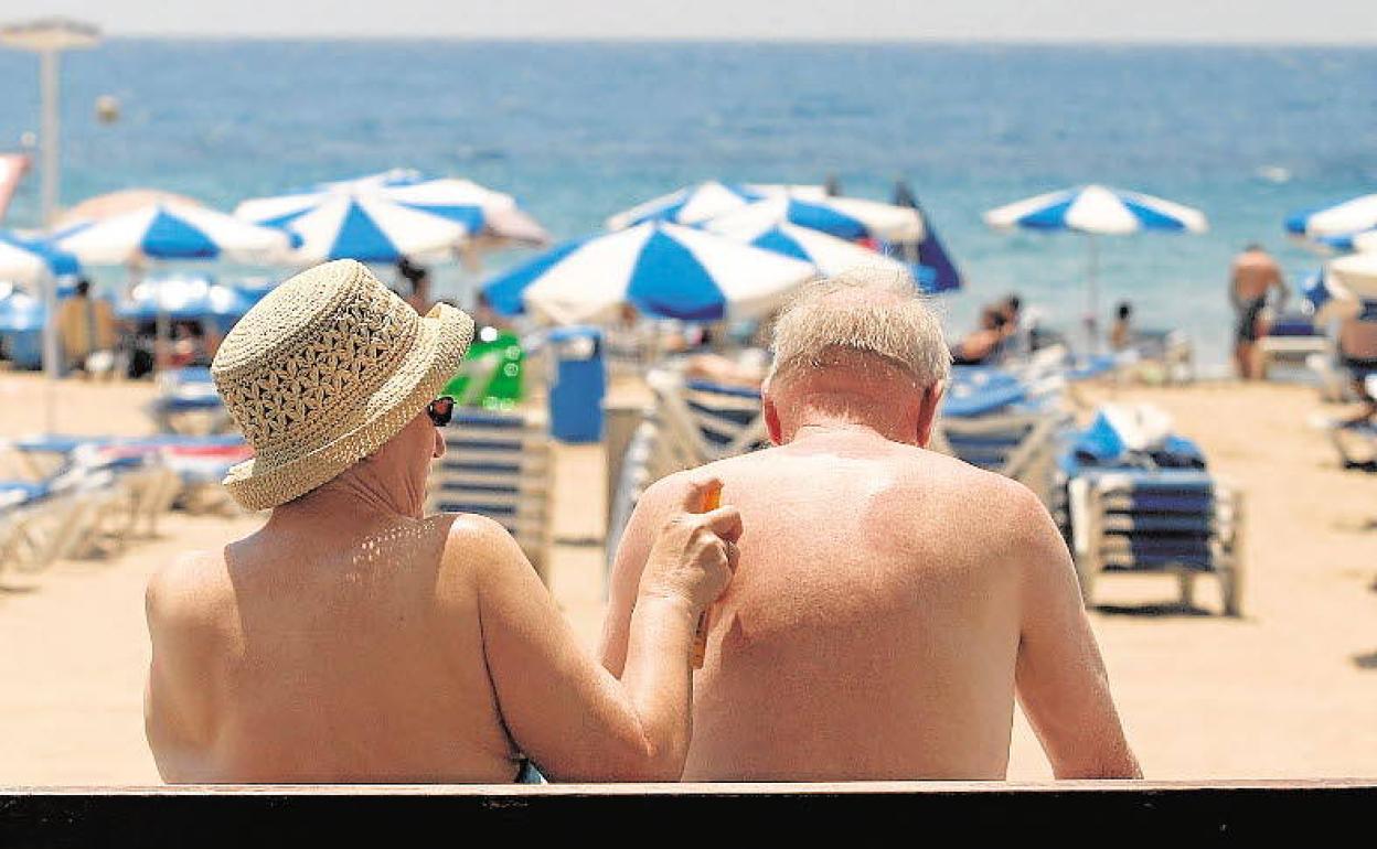 Jubilados de turismo en Alicante. 