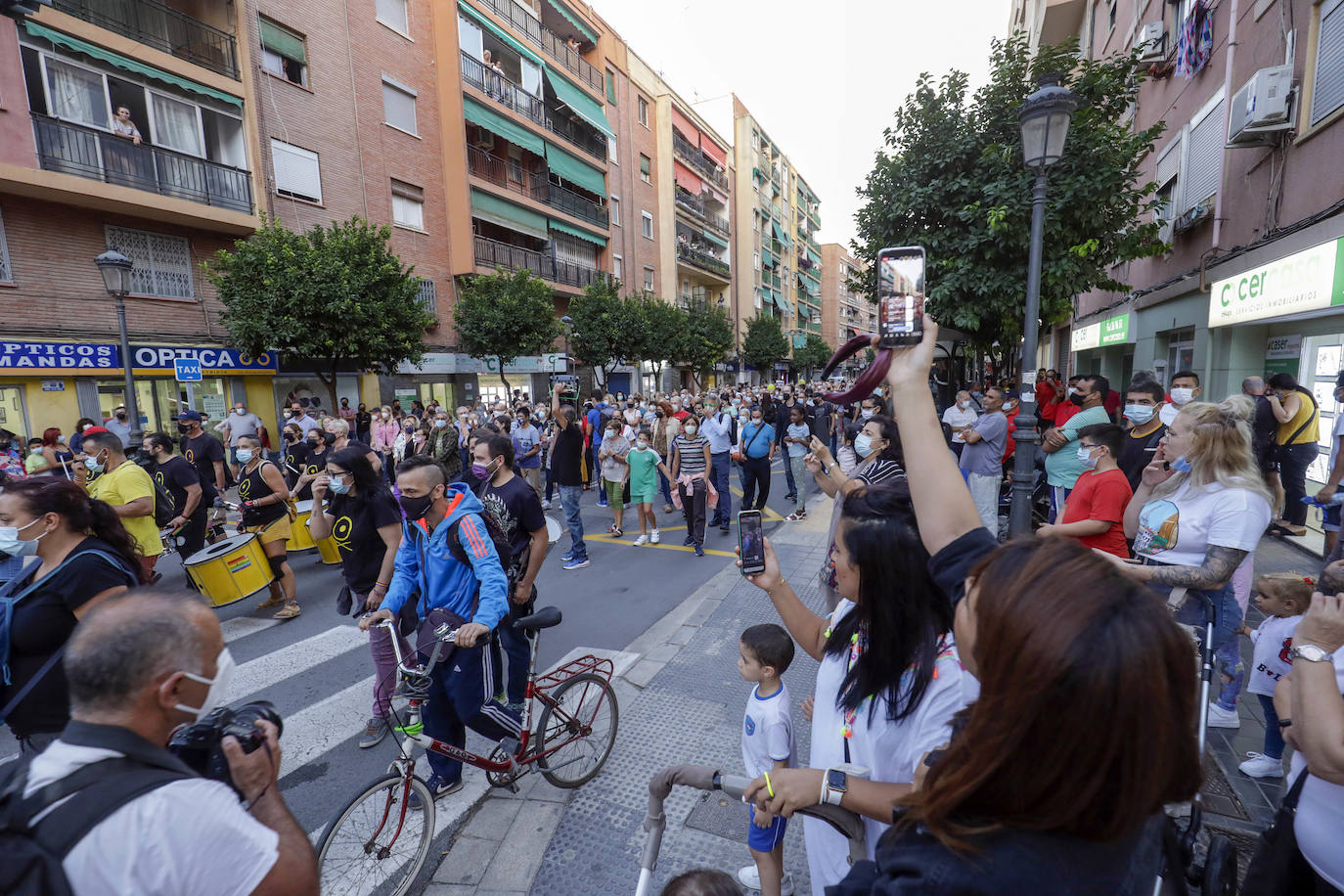 Fotos: Orriols protesta en la calle contra la inseguridad