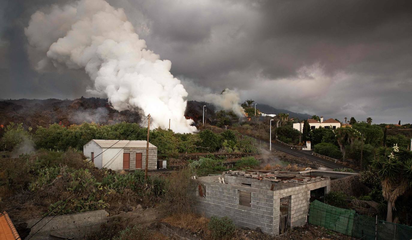 El magma sigue imparable tras una erupción que se espera que tarde varias semanas en remitir. La lava se lleva por delante viviendas compeltas, pero deja la imagen de un pequeño chalé en una isla rodeada de magma