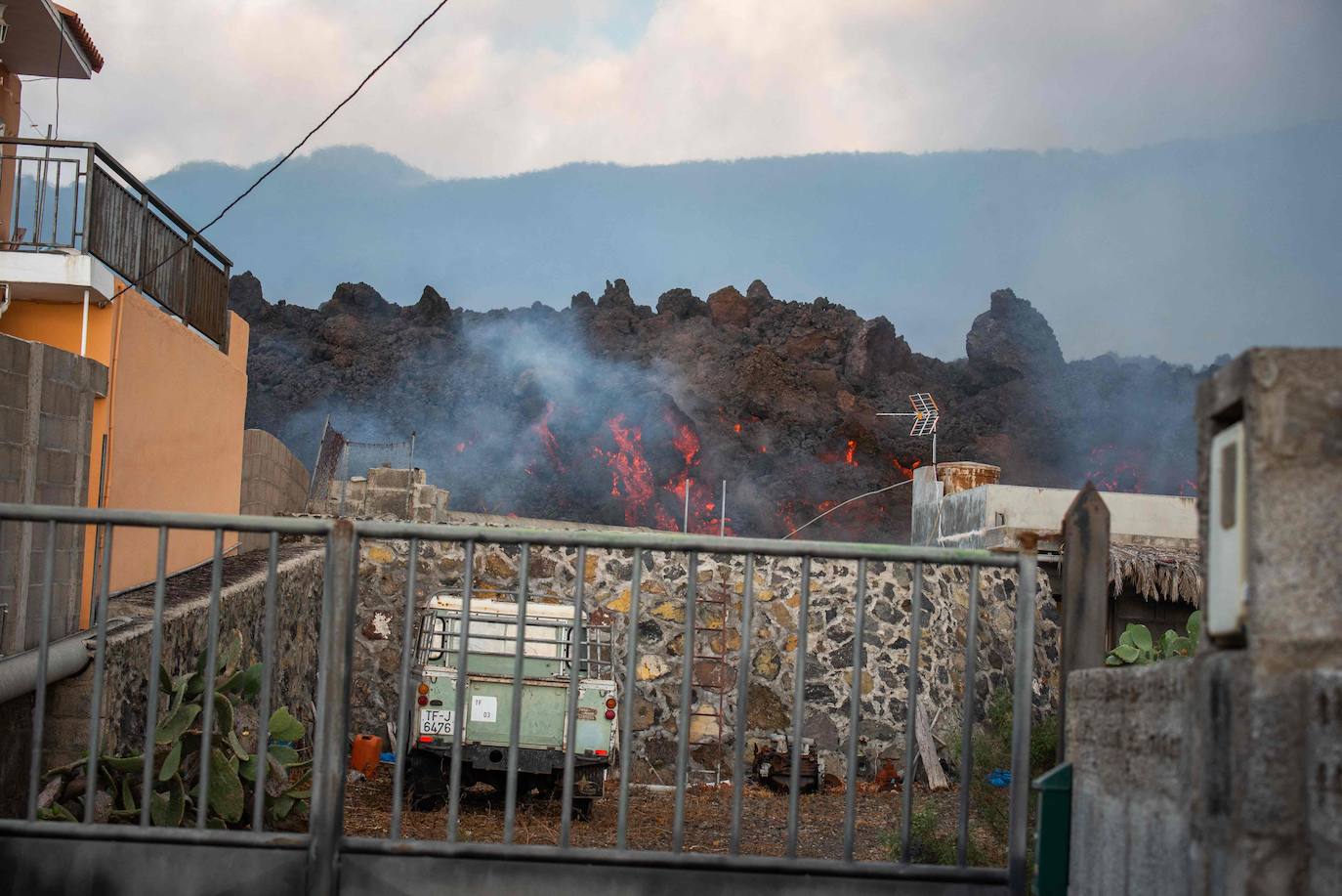 El magma sigue imparable tras una erupción que se espera que tarde varias semanas en remitir. La lava se lleva por delante viviendas compeltas, pero deja la imagen de un pequeño chalé en una isla rodeada de magma