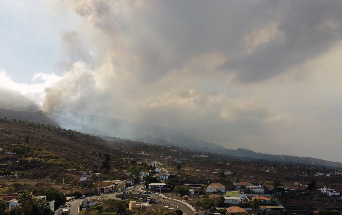 El magma sigue imparable tras una erupción que se espera que tarde varias semanas en remitir. La lava se lleva por delante viviendas compeltas, pero deja la imagen de un pequeño chalé en una isla rodeada de magma