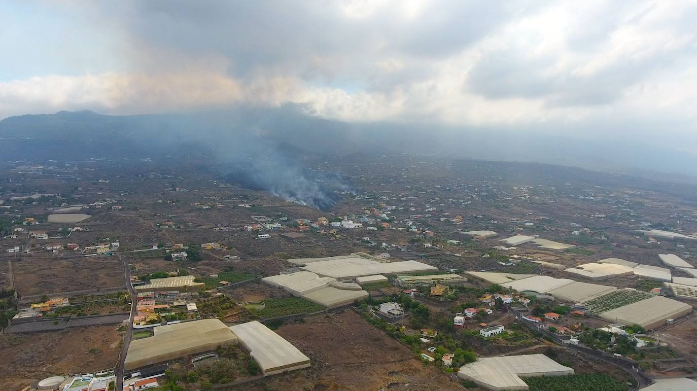 El magma sigue imparable tras una erupción que se espera que tarde varias semanas en remitir. La lava se lleva por delante viviendas compeltas, pero deja la imagen de un pequeño chalé en una isla rodeada de magma