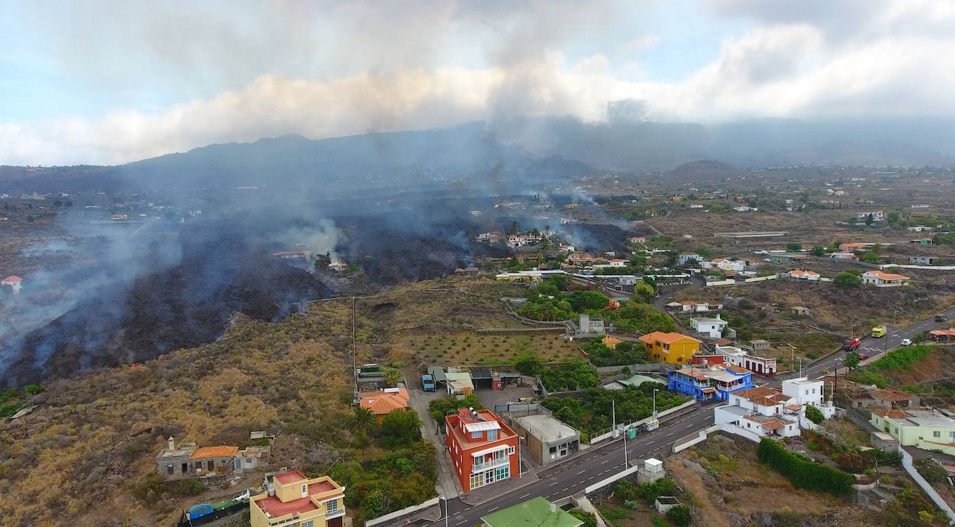 El magma sigue imparable tras una erupción que se espera que tarde varias semanas en remitir. La lava se lleva por delante viviendas compeltas, pero deja la imagen de un pequeño chalé en una isla rodeada de magma