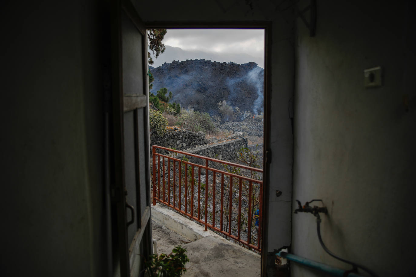 El magma sigue imparable tras una erupción que se espera que tarde varias semanas en remitir. La lava se lleva por delante viviendas compeltas, pero deja la imagen de un pequeño chalé en una isla rodeada de magma