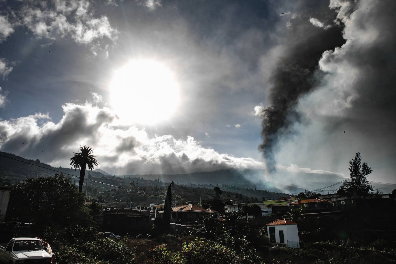 El magma sigue imparable tras una erupción que se espera que tarde varias semanas en remitir. La lava se lleva por delante viviendas compeltas, pero deja la imagen de un pequeño chalé en una isla rodeada de magma