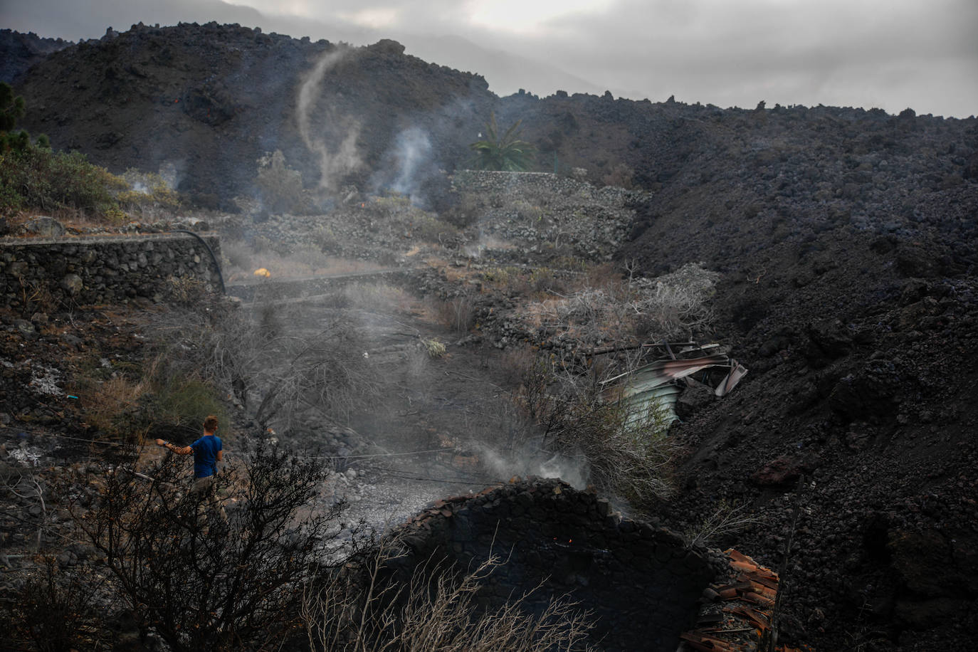 El magma sigue imparable tras una erupción que se espera que tarde varias semanas en remitir. La lava se lleva por delante viviendas compeltas, pero deja la imagen de un pequeño chalé en una isla rodeada de magma